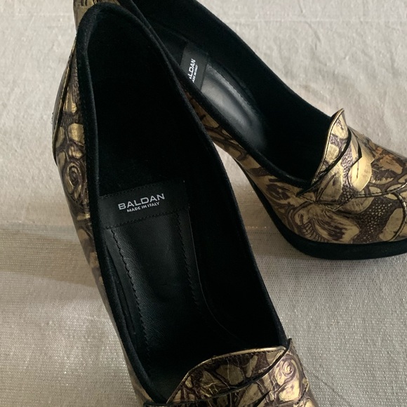 Baldan black and golden platform pumps . Never wore outside. Looks new - Picture 5 of 5